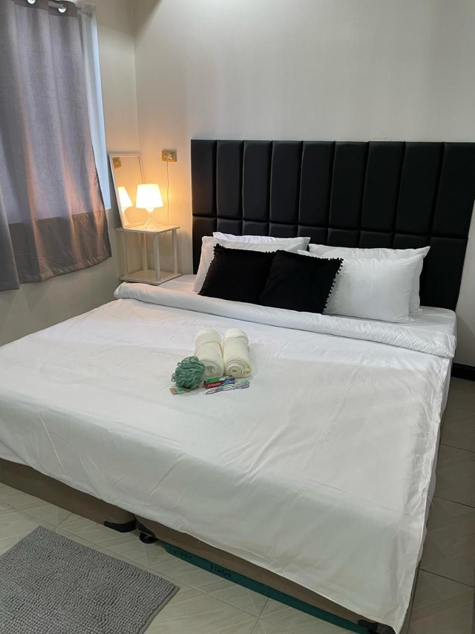 Cozy 2-Bedroom At South Of Market Soma Bgc Near Sm Aura, Market! Market! & Bonifacio High Street Taguig Bagian luar foto